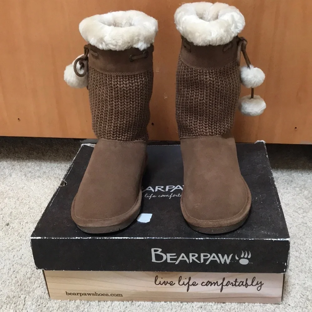 BEARPAW Size 8 fur lined boots with tie.